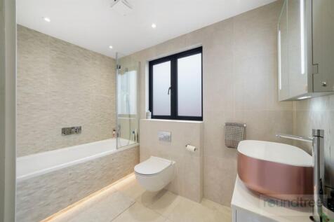 6 bed, 4 bath Detached in edinburgh - Photo 3