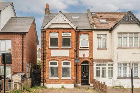 A beautifully presented split level studio in a recently converted Victorian house with large modern kitchen, three piece bathroom suite and spacious living area on the top floor.