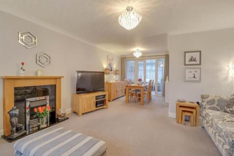 6 HIGHCLIFFE WAY WICKFORD-10.jpg