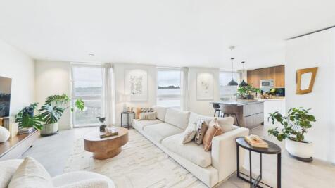 Open plan lounge/kitchen/dining area