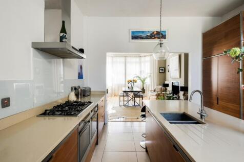 6 bed, 3 bath Terraced in Bristol - Photo 9