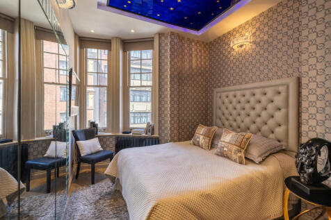 A luxurious studio apartment located within a red brick building moments away from Harrods benefitting from a porter and access to the wonder of Knightsbridge