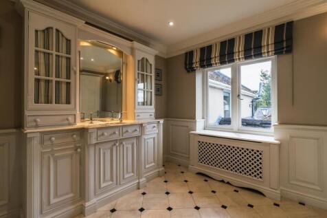 Master En-Suite Bathroom