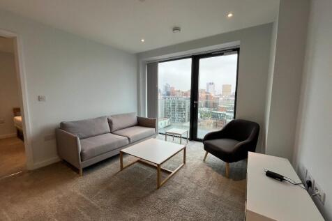 Luxury 2-bedroom apartment in Salford, offering bright open-plan living, high-spec finishes, and excellent city centre access.