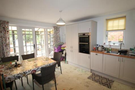 Basement flat kitchen 2.JPG