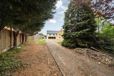 The Toppers, Bridge Road, Stoke Bruerne