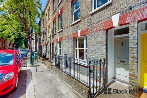 Located in one of the most beautiful and quiet streets in Elephant and Castle. This stylish Georgian town house is arranged over three floors.