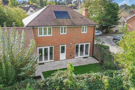 4 Bedroom Detached in GU4 8LQ