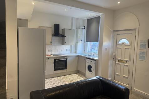 Enjoy the convenience of city living in the heart of Leeds city centre with this well-managed property from Samara Lettings.
