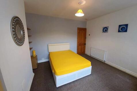 6 Bedroom House in ST4 7JT