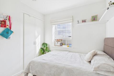 Double bedroom with built in wardrobes