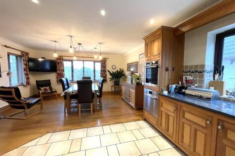 Fron Briallen Kitchen Dining Open Plan.jpg