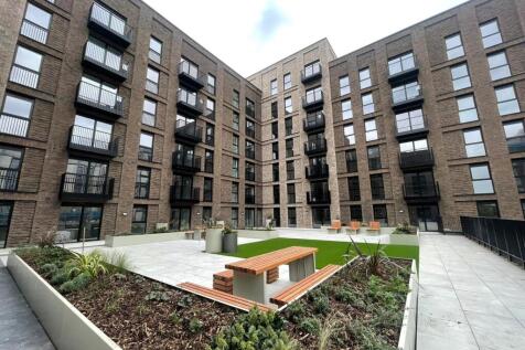 Stunning 3-bedroom apartment at Berkeley Square, Manchester. Unfurnished with a private balcony and terrace, spacious open-plan living, luxury kitchen, and access to exclusive on-site amenities includ