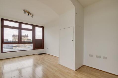 Fantastic Penthouse Apartment situated in a small purpose built block minutes from East Putney Tube Station and Putney High Street providing Wonderful Panoramic views across London, Low Council tax an