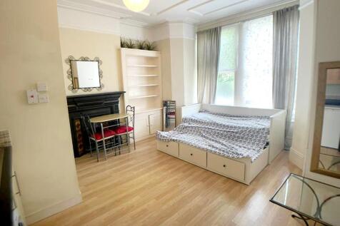 A spacious self contained studio flat with space with kitchen, sleeping area, shower room and living area. Available immediately and furnished. The property is located close to amenities of Crouch End