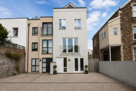 A three bedroom, four storey house in Clifton, just off Whiteladies Road with allocated parking for one car. Offered furnished with white goods and available from the 4th September 2026.