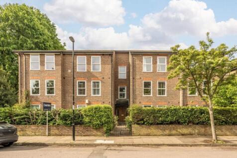 Located in the Brockley Conservation area is this well-maintained private block that features a spacious living room, a separate kitchen, two double bedrooms, family size bathroom, double glazing and