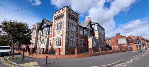 AVAILABLE NOW!!C & R HULME are delighted to offer this large UN FURNISHED duplex apartment in Fallowfield. This great sized apartment which has been refurbished is raised ground & lower ground floors
