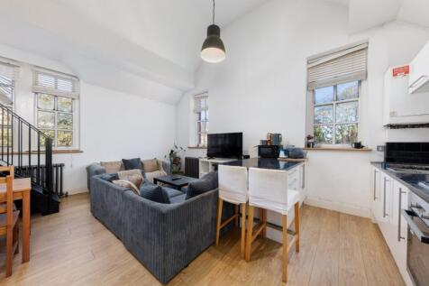 2 Bedroom Flat in SW8 2QJ