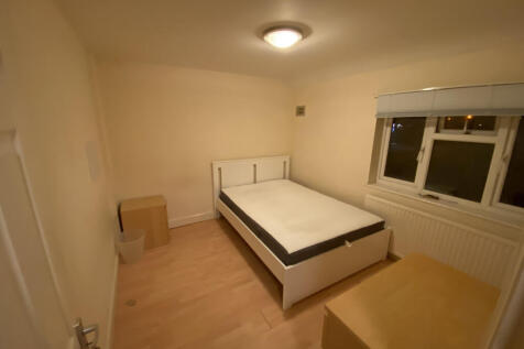 Double Room to rent for single professional person only. All bills included. Shared kitchen and bathroom. 10 mins walk to Worcester park station. No Students. Avaliable from 31st August