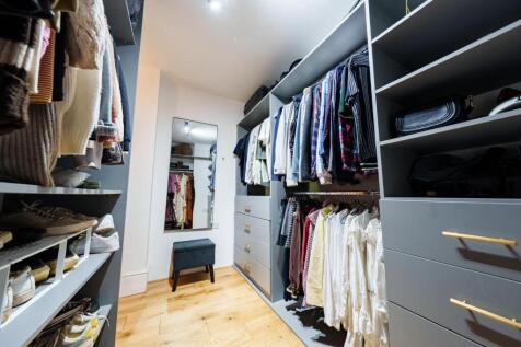 6 - walk in wardrobe.jpg