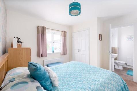 4 bed, 2 bath Detached in Leeds - Photo 12