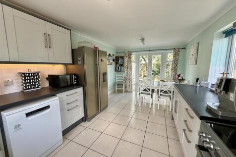 Kitchen/Dining Room: