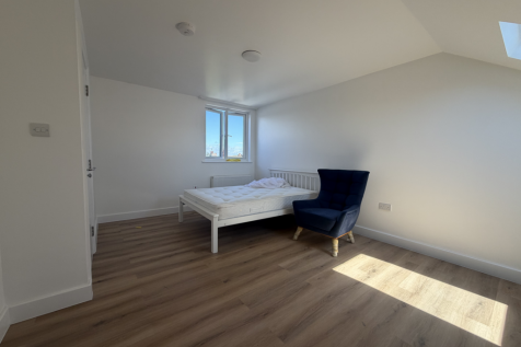 Two Six Estates are delighted to offer this newly refurbished en-suite double bedroom, set within a well-maintained property featuring a modern communal kitchen (shared Kitchen).The room has been fini