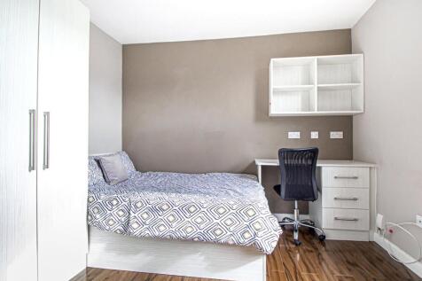 Listing code 152379. Step into our 215 Belle Vue Road accommodation, perfect for any Leeds student or professional. Designed with your comfort in mind, your studio apartment is fitted with a snug bed,