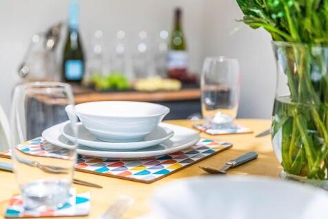Fully Furnished Maisonette Flat, 5 bedrooms, 2 bathrooms and an additional 1 toilet with shower, flat on the 2nd floor with a balcony in Shoreditch. The rooms are light and neutrally decorated. Each r