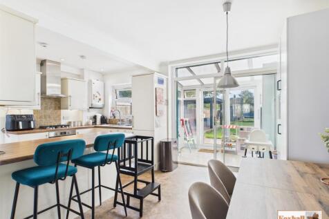 Kitchen / Dining Area