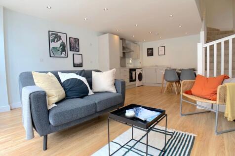Modern 1 bed duplex near Leeds City Centre with open-plan living, floor-to-ceiling windows, fully equipped kitchen, parking, Council Tax Band A, and EPC B. Ideal for professionals or couples.