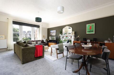 Sitting/dining room