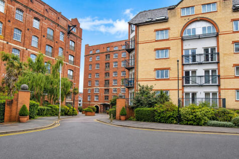Well presented studio flat in the City Centre, offered unfurnished with white goods included and available from 3rd July 2026.