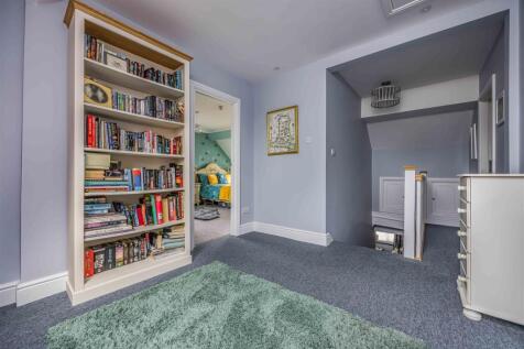 250 Havant Road, Hayling Island-Small-PorticoMarke