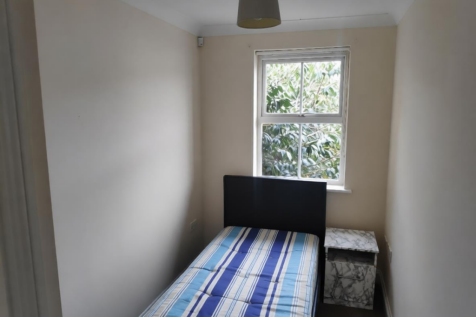 3 bed 2 bath house for rent in Forest Gate E7.