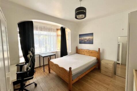 ROOM TO LET Park Avenue, Park Royal, London, NW10 7EX Oaktree West London is delighted to present a selection of furnished ROOMS to rent in this semi-detached house, ideally located in the sought-afte