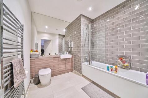 3 bed, 2 bath Flat in London - Photo 15