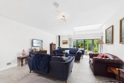 LIVING ROOM/DINING AREA