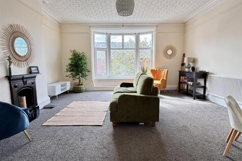 LOUNGE WITH DINING AREA