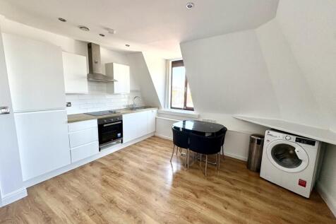 Park Estates are delighted to offer for Let this Three Double Bedroom Furnished flat located on Dale Street close to Moorfields Station and all city centre amenities. The property has an open plan Liv