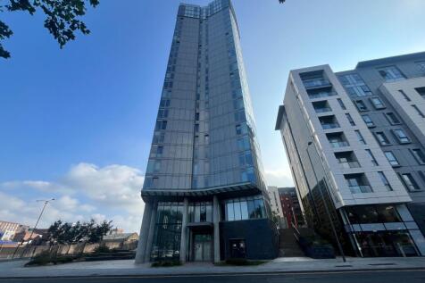Studio apartment situated on the 7th floor, offering secure living with fob access and intercom entry. Ideally located close to a range of local amenities, the property is within walking distance of L