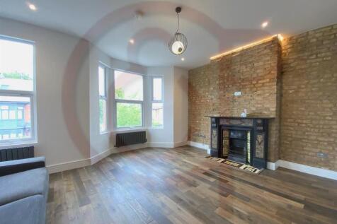 Curtis and Parker present to you this stunning, recently refurbished three bedroom flat completed to a high standard with brand new integrated appliances. The property comprises a nice & bright recept