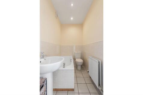 3 bed, 2 bath Flat in Leeds - Photo 7