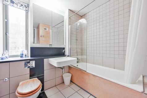 2 bed, 2 bath Flat in london - Photo 7