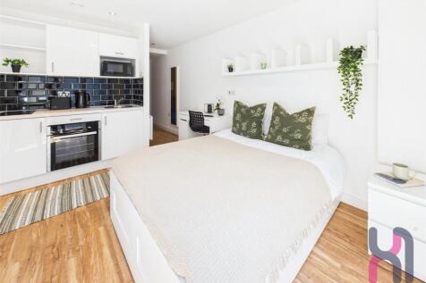 FINAL Medium studio apartment is available for £780 and is available IMMEDIATELY ! All bills are included. Please enquire now if you are interested!
