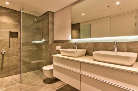 En-suite main bedroom