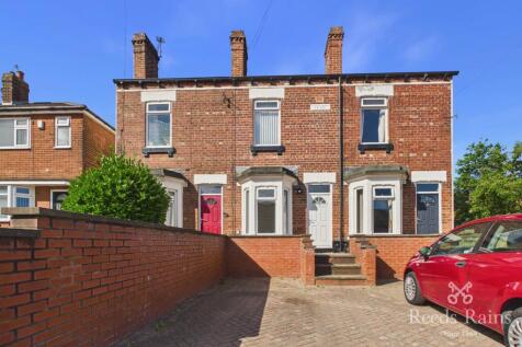 RECENTLY REDECORATED TWO BEDROOM TERRACE WITH OFF STREET PARKING - CLOSE TO TOWN CENTRE - UNFURNISHED