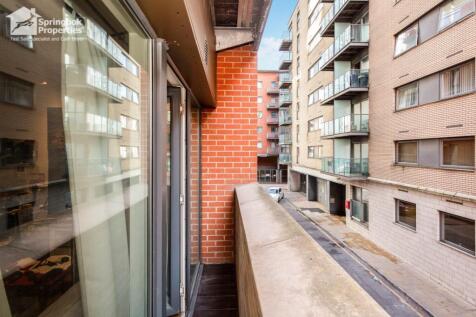 2 bed, 2 bath Apartment in Manchester - Photo 4