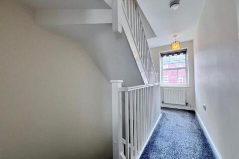 1st Floor Landing b.jpg